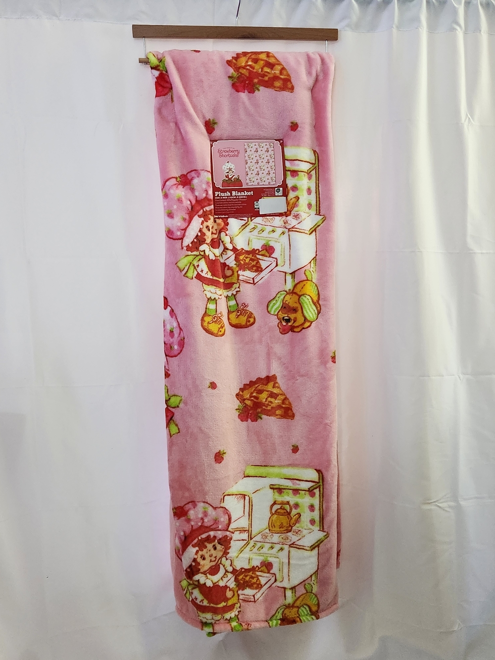 Strawberry Shortcake Berry Bake Shoppe Oversized Plush Throw Blanket